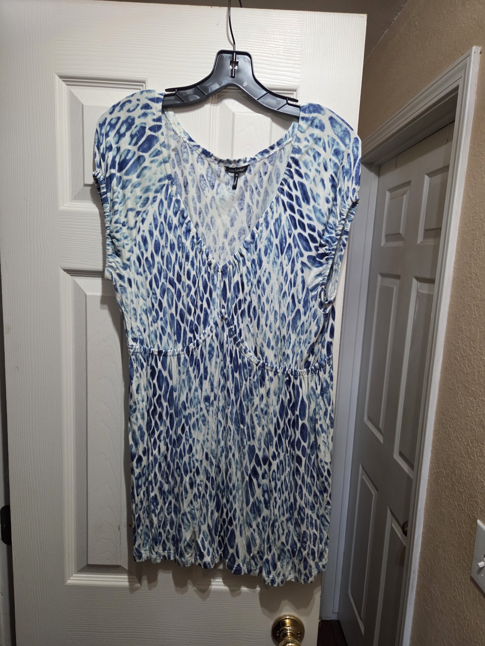 Daisy Fuentes Blue & White Printed V-Neck Tunic